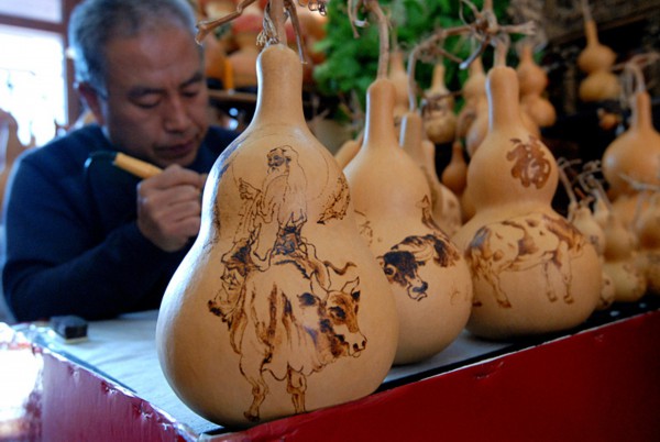 青岛即墨区:烙画"牛"葫芦迎新春