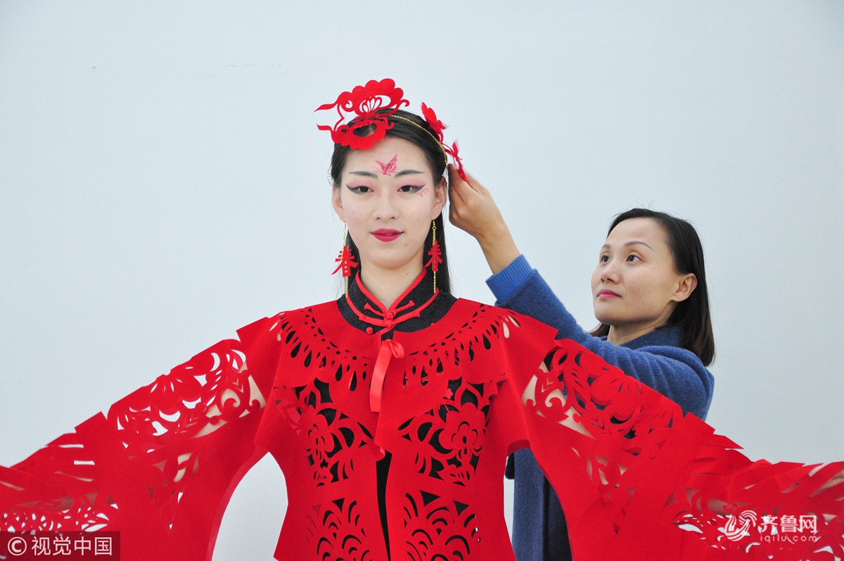 中国剪纸艺术登上时装周秀场！Dior七十周年展览美到逆天_凤凰网