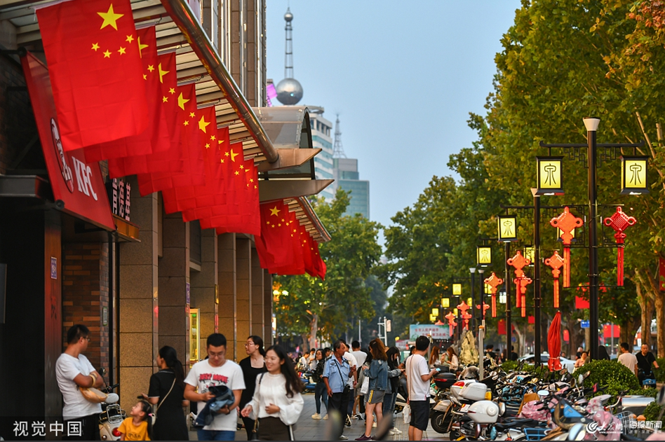 街头满是中国红 济南节日气氛浓