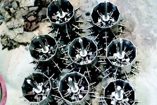 花瓣的开合装置设计精巧.