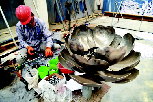 捶打好的花瓣安装在开合装置上,花型初显.