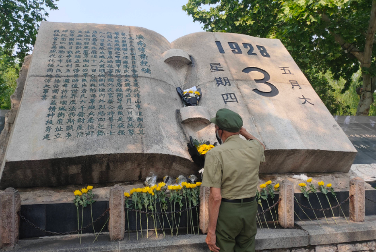 济南"五三惨案"92周年纪念日 市民纷纷前往五三纪念碑缅怀先烈
