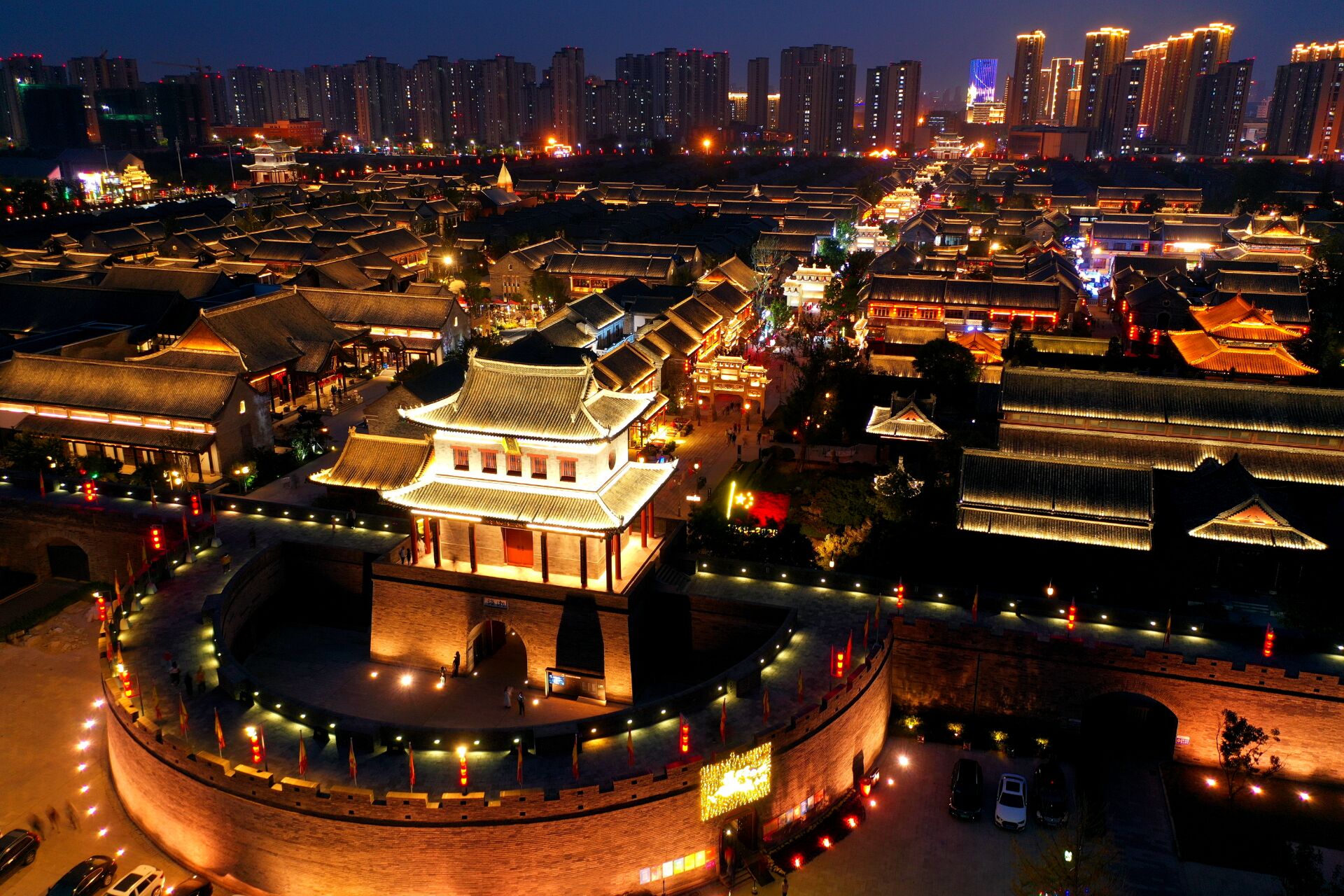 "双节"秋夜,古城如画