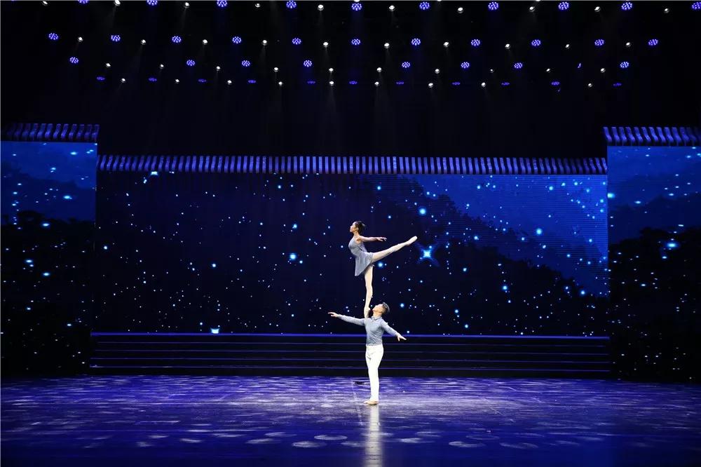 《肩上芭蕾—东方天鹅》  表演者:吴正丹  魏葆华