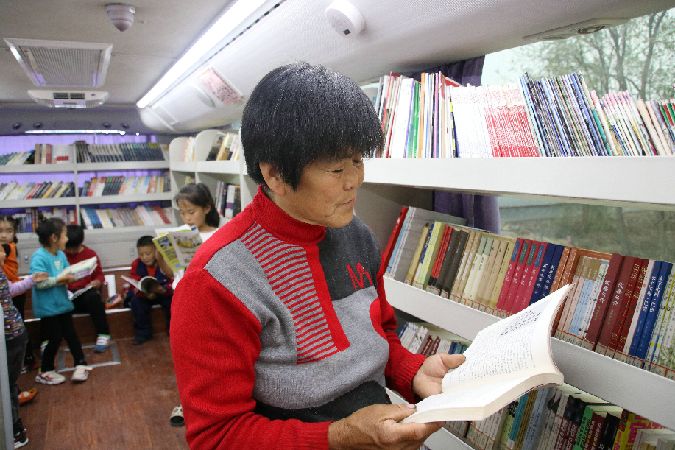 山东阳信:流动图书车开进村 助力乡村文化振兴