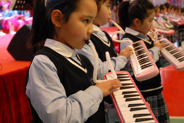 学生用口风琴演奏《永远同在》.