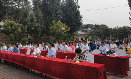 主心骨,我们村才能昂首阔步走上小康路"来自菏泽市档案馆的陈配配