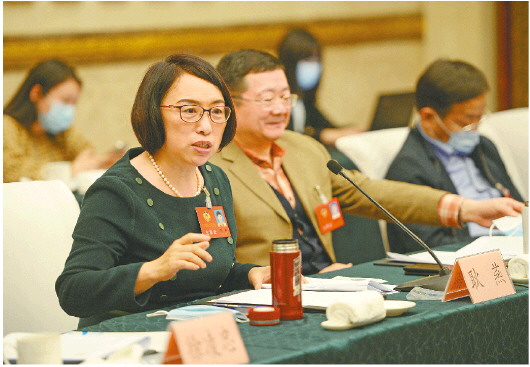 在省政协十二届四次会议分组讨论中,耿燕委员就规范青少年近视防控