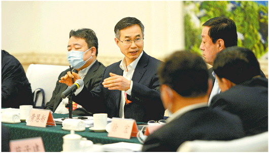 在省政协十二届四次会议分组讨论会上,黄恩舫(左二)委员